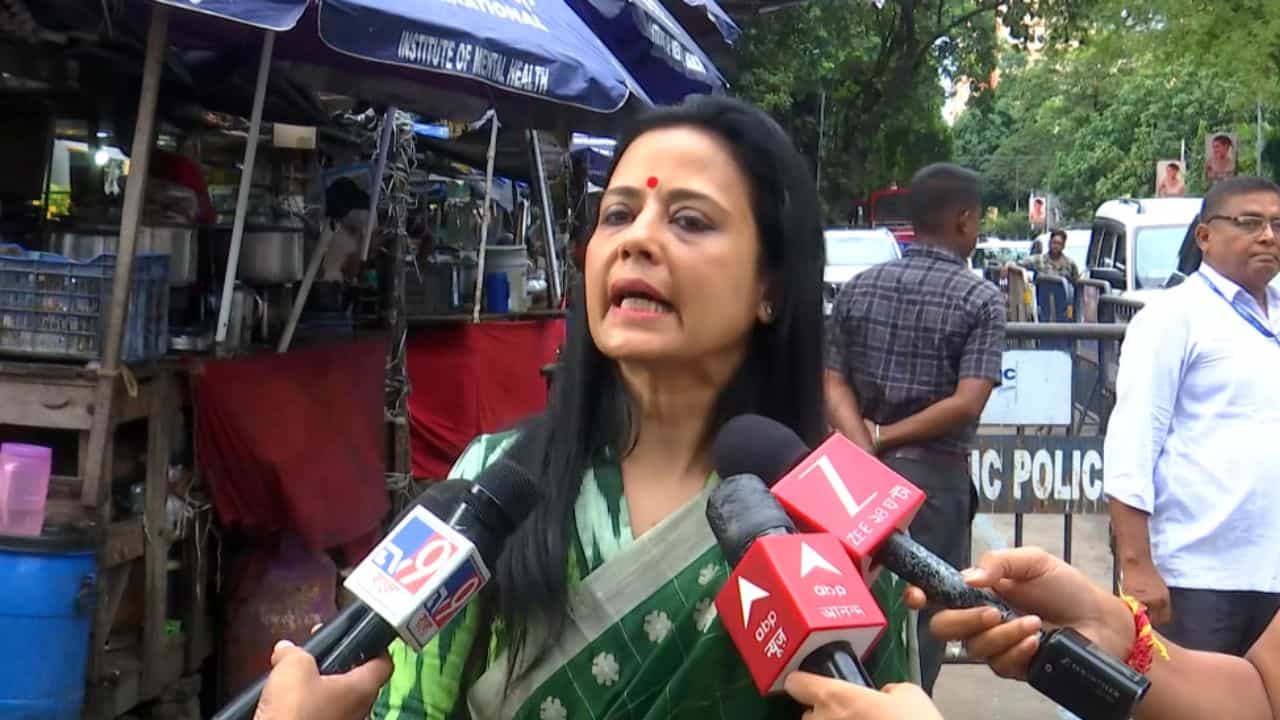 Mahua Moitra: 'আমি কোনও ভুল বলিনি', মতুয়াদের নিয়ে বক্তব্য বিতর্কে নিজের সমর্থনে ব্যাখ্যা দিলেন মহুয়া Mahua Moitra: 'আমি কোনও ভুল বলিনি', মতুয়াদের নিয়ে বক্তব্য বিতর্কে নিজের সমর্থনে ব্যাখ্যা দিলেন মহুয়া