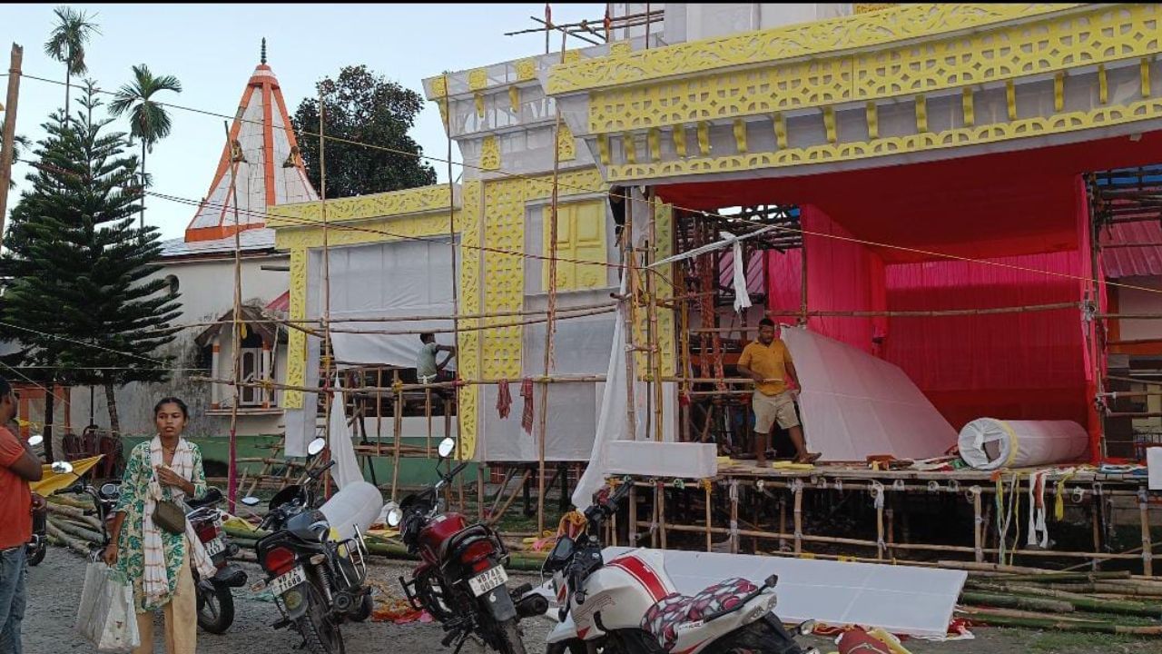 Malbazar: উদ্বোধনের আগে প্যান্ডেল 'হাফ ডান' করে গায়েব নির্মাণ কর্তা! বিপাকে পুজো উদ্যোক্তারা Malbazar: উদ্বোধনের আগে প্যান্ডেল 'হাফ ডান' করে গায়েব নির্মাণ কর্তা! বিপাকে পুজো উদ্যোক্তারা