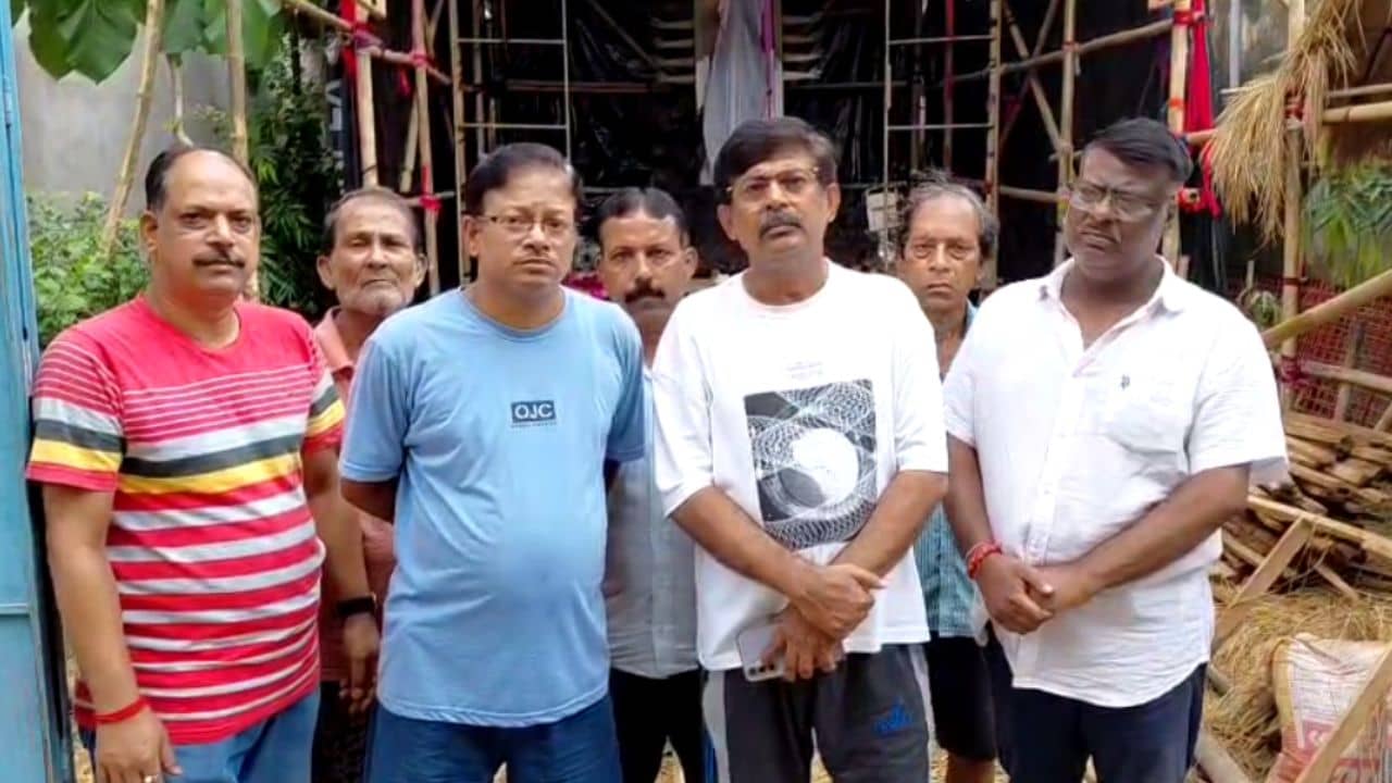 Durga Puja 2025: বিশাল বড় প্রতারণার শিকার শহরের ৫ বড় বাজেটের পুজো, কাজ কীভাবে হবে বুঝতেই পারছেন না উদ্যোক্তারা