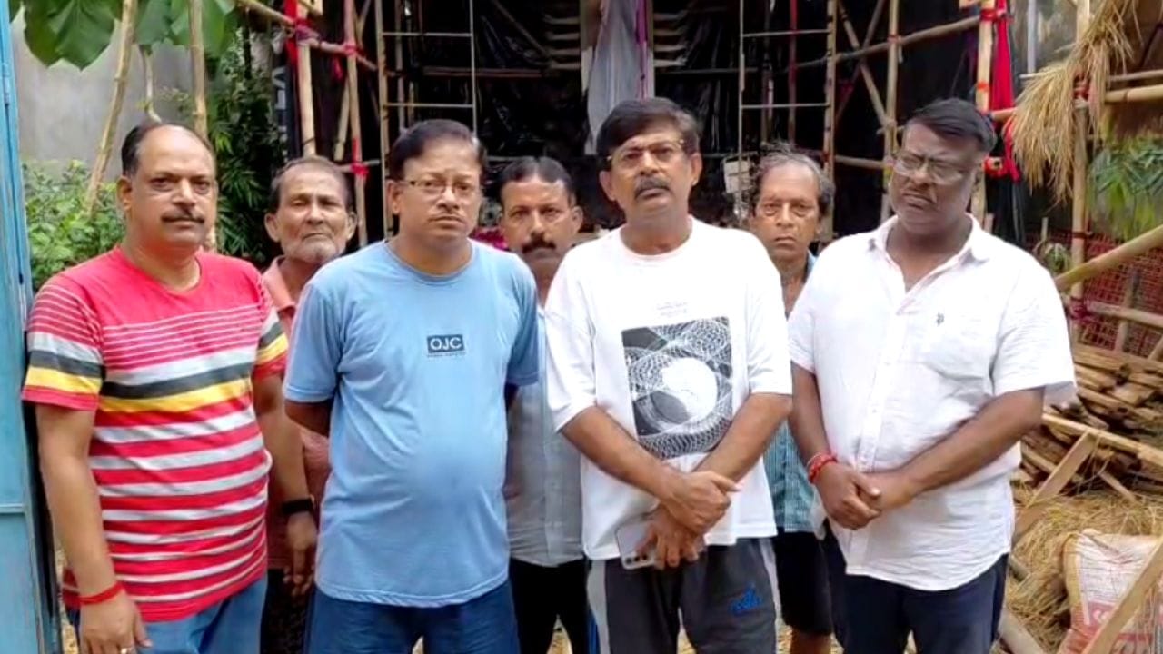 Durga Puja 2025: বিশাল বড় প্রতারণার শিকার শহরের ৫ বড় বাজেটের পুজো, কাজ কীভাবে হবে বুঝতেই পারছেন না উদ্যোক্তারা Durga Puja 2025: বিশাল বড় প্রতারণার শিকার শহরের ৫ বড় বাজেটের পুজো, কাজ কীভাবে হবে বুঝতেই পারছেন না উদ্যোক্তারা