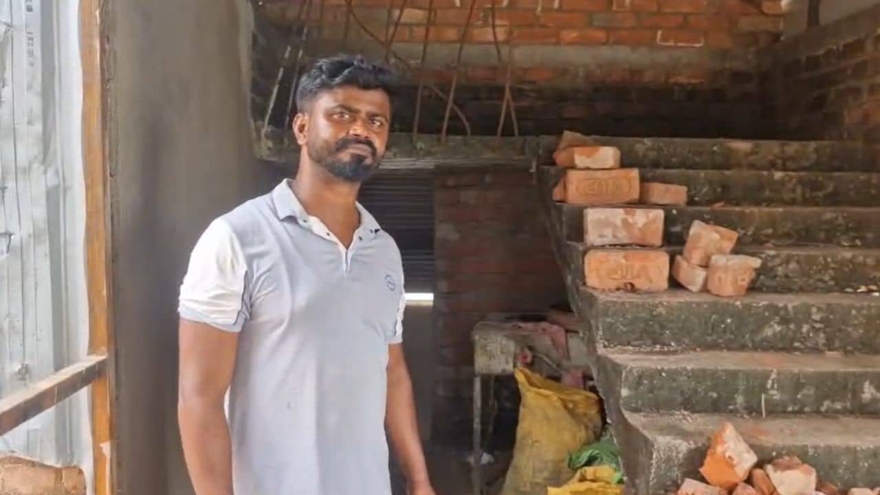 Malda: সাংগঠনিক রদবদল হতেই তৃণমূলের একের এক পঞ্চায়েত সদস্যের বাড়ি-দোকানে আগুন, কাঠগড়ায় মন্ত্রীর ভাই