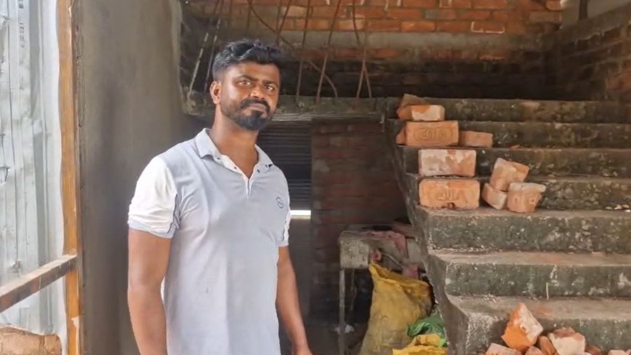 Malda: সাংগঠনিক রদবদল হতেই তৃণমূলের একের এক পঞ্চায়েত সদস্যের বাড়ি-দোকানে আগুন, কাঠগড়ায় মন্ত্রীর ভাই Malda: সাংগঠনিক রদবদল হতেই তৃণমূলের একের এক পঞ্চায়েত সদস্যের বাড়ি-দোকানে আগুন, কাঠগড়ায় মন্ত্রীর ভাই