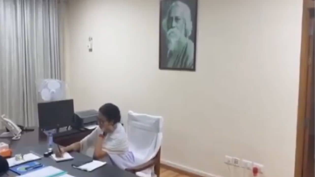 CM Mamata Banerjee: নেপালের পরিস্থিতি ভয়ঙ্কর! উত্তরকন্যায় রাত জেগে নজরদারি চালালেন মমতা