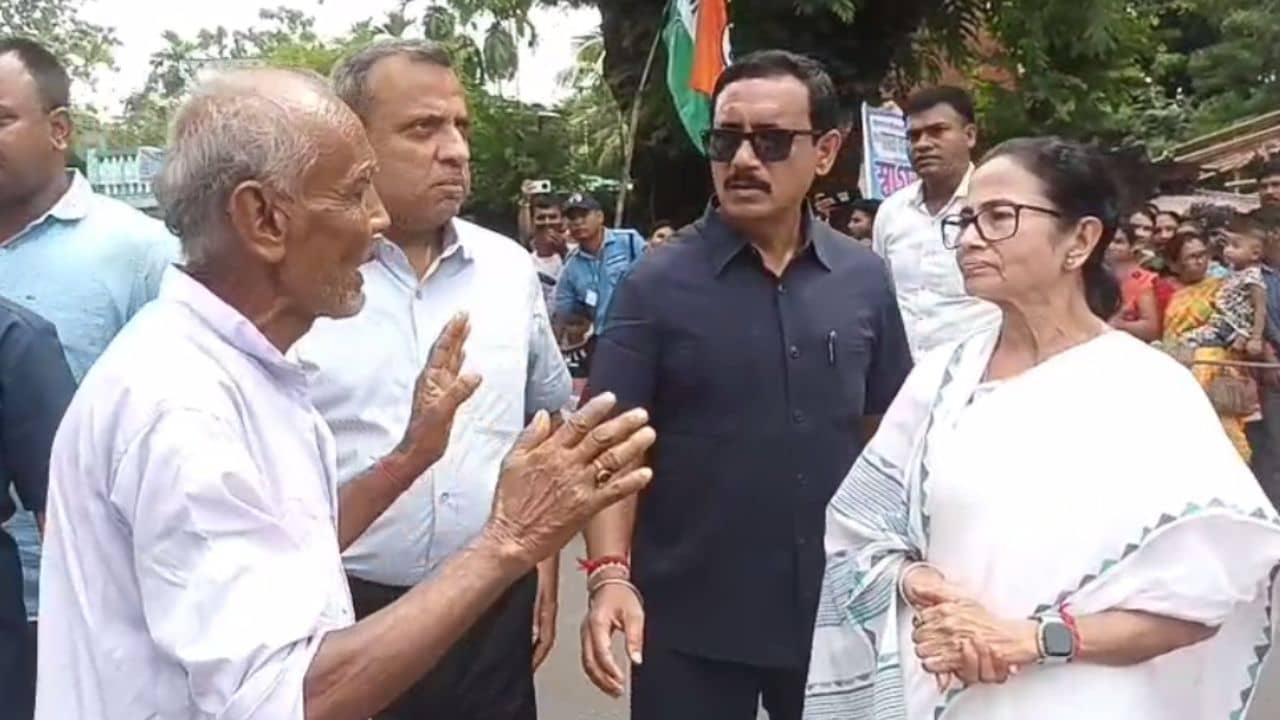 CM Mamata Banerjee: মুখ্যমন্ত্রীকে দেখেই ছুটে এলেন ৭৯-এর বৃদ্ধ, তারপরই বললেন...
