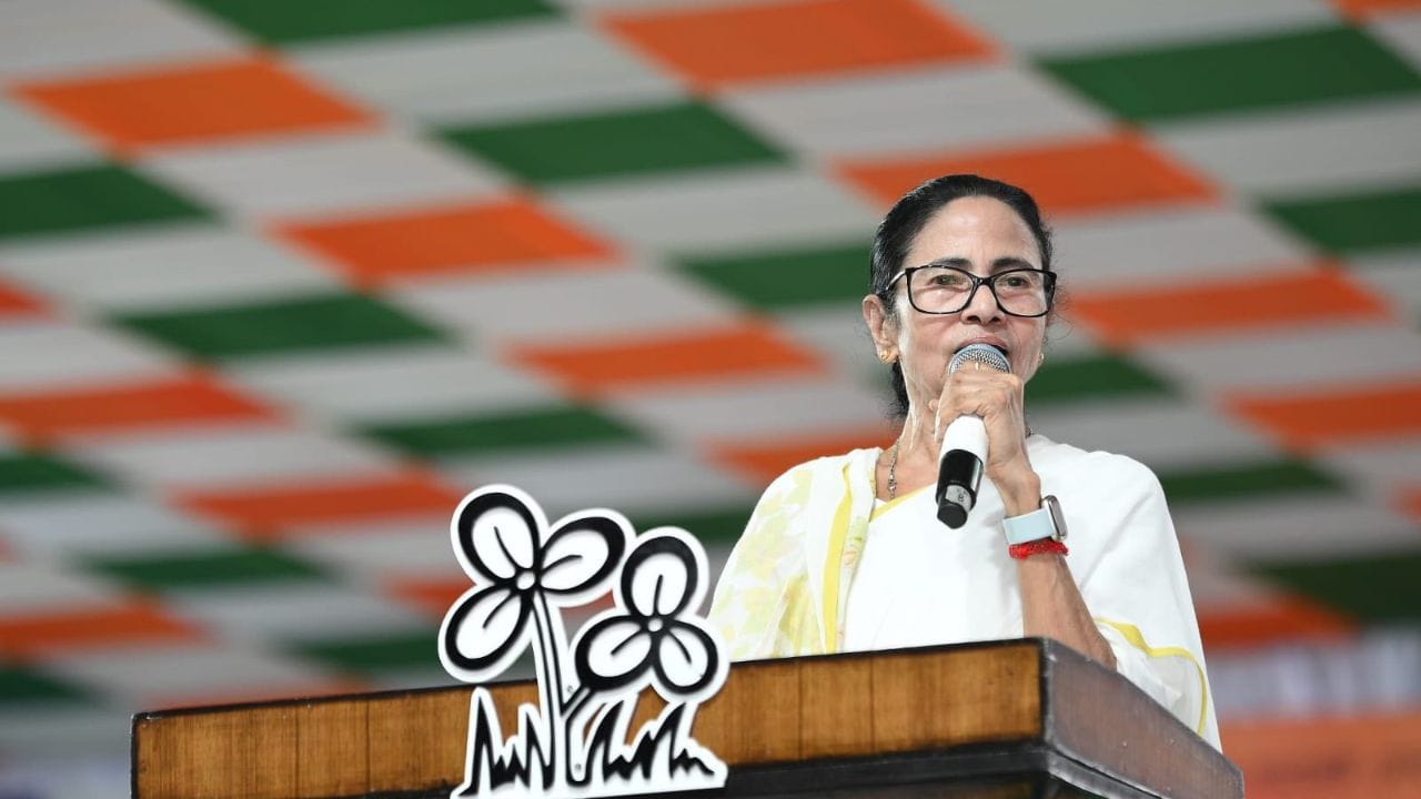 CM Mamata Banerjee: 'বাংলাই বাংলা চালাবে, দিল্লি নয়', দ্ব্যর্থহীন ভাষায় বললেন মমতা CM Mamata Banerjee: 'বাংলাই বাংলা চালাবে, দিল্লি নয়', দ্ব্যর্থহীন ভাষায় বললেন মমতা