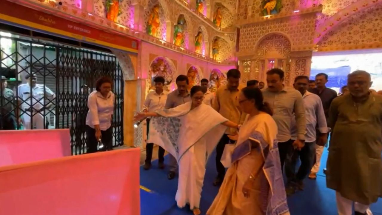 Mamata Banerjee: একডালিয়ার পুজো উদ্বোধনে গিয়ে সুব্রত-নস্ট্যালজিয়ায় ভাসলেন মমতা Mamata Banerjee: একডালিয়ার পুজো উদ্বোধনে গিয়ে সুব্রত-নস্ট্যালজিয়ায় ভাসলেন মমতা