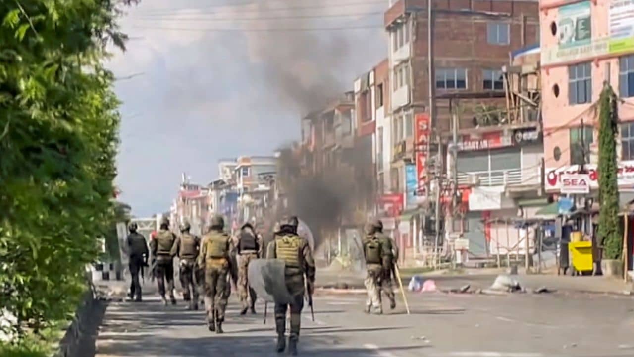 Manipur Violence: মোদী সফরের গুঞ্জন ছড়াতেই ট্র্যাকে মণিপুর! খুলে যাচ্ছে অশান্তি-বিধ্বস্ত জাতীয় সড়ক