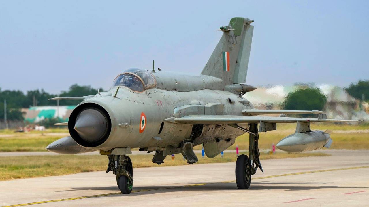 Indian Air Force-এর কিংবদন্তি, ‘উড়ন্ত কফিন’ MiG-21-এর বিদায় ঘণ্টা বেজে গেল! কেমন ছিল এই বিমানের রেকর্ড?