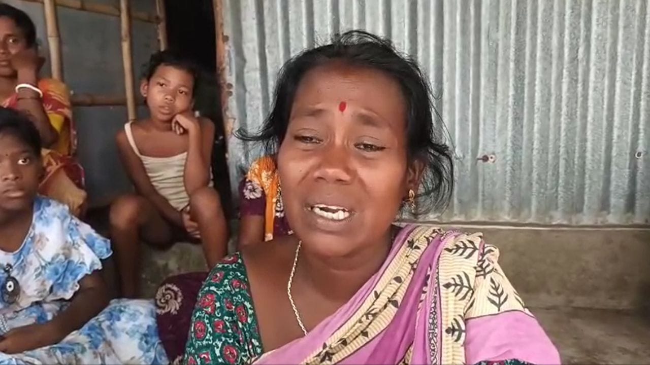 Hooghly: কয়েক ঘণ্টা আগেও মায়ের সঙ্গে ফোনে কথা, ভিনরাজ্যে অস্বাভাবিক মৃত্যু হুগলির পরিযায়ী শ্রমিকের Hooghly: কয়েক ঘণ্টা আগেও মায়ের সঙ্গে ফোনে কথা, ভিনরাজ্যে অস্বাভাবিক মৃত্যু হুগলির পরিযায়ী শ্রমিকের