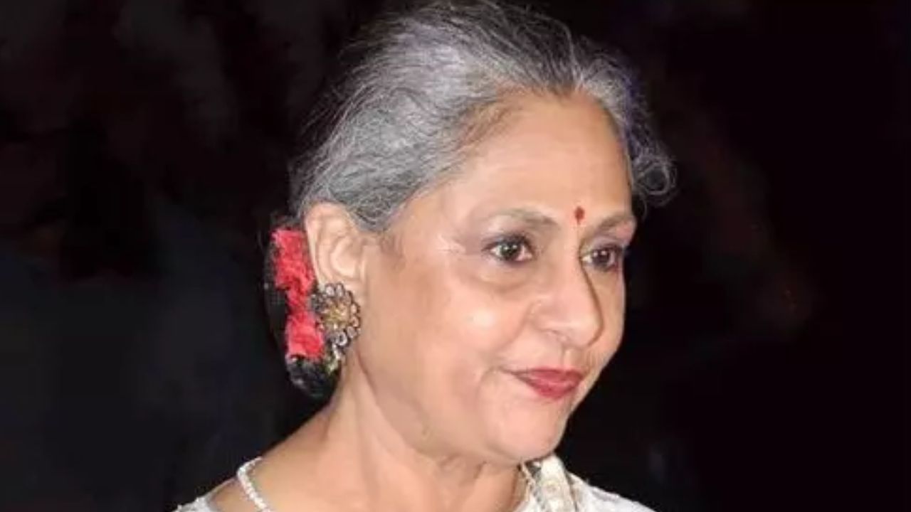 পুত্রবধূর গায়ে হাত! সহ-অভিনেতাকে লাঠি দিয়ে মারালেন জয়া বচ্চন, তারপর পুত্রবধূর গায়ে হাত! সহ-অভিনেতাকে লাঠি দিয়ে মারালেন জয়া বচ্চন, তারপর