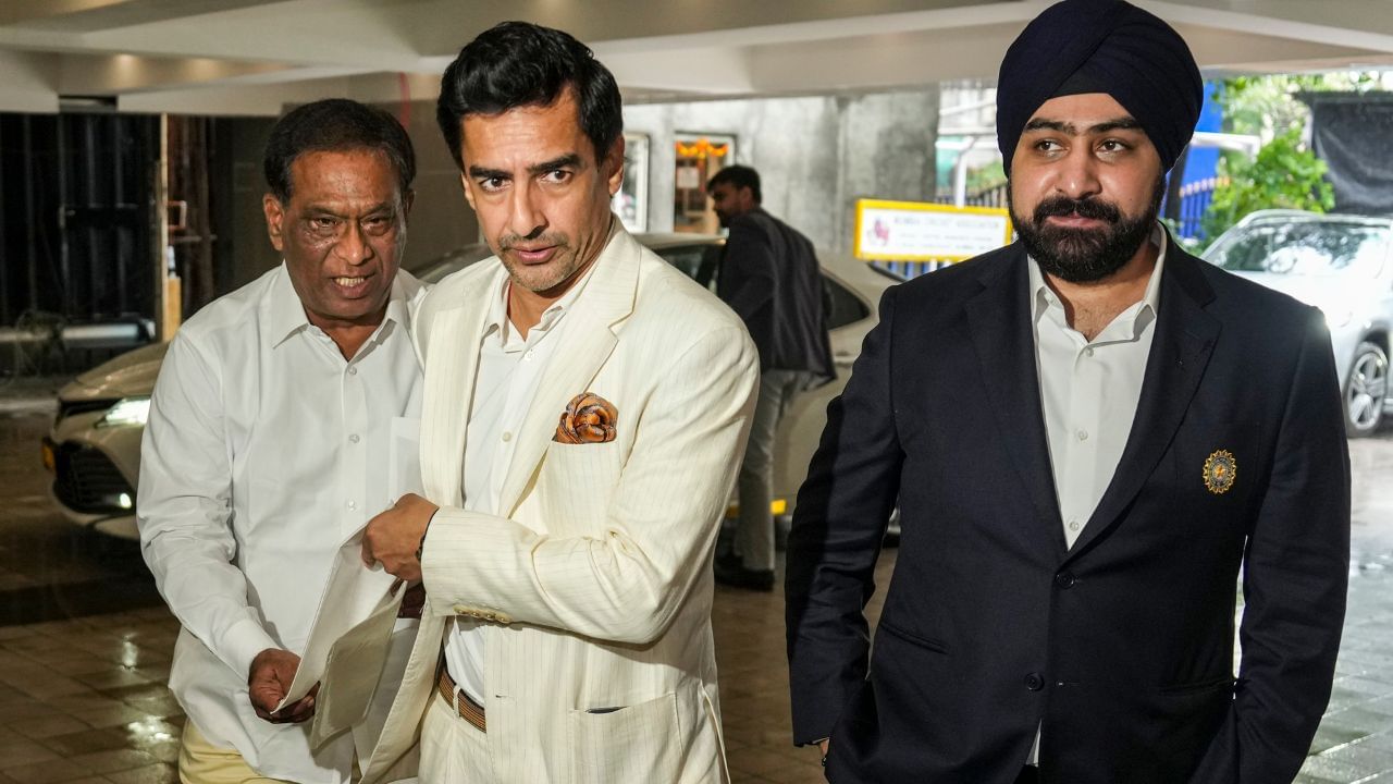 BCCI New President: আন্তর্জাতিক ম্যাচ না খেলা মিঠুনই বোর্ডের মসনদে BCCI New President: আন্তর্জাতিক ম্যাচ না খেলা মিঠুনই বোর্ডের মসনদে