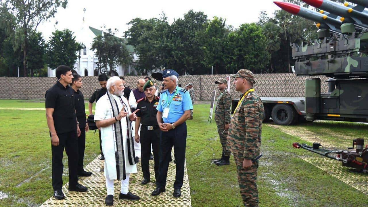 PM Modi in Kolkata: মোদীর হাতেই শুরু ফোর্ট উইলিয়ামের সম্মেলন, সেনাকর্তাদের কী বার্তা দিয়ে গেলেন প্রধানমন্ত্রী?