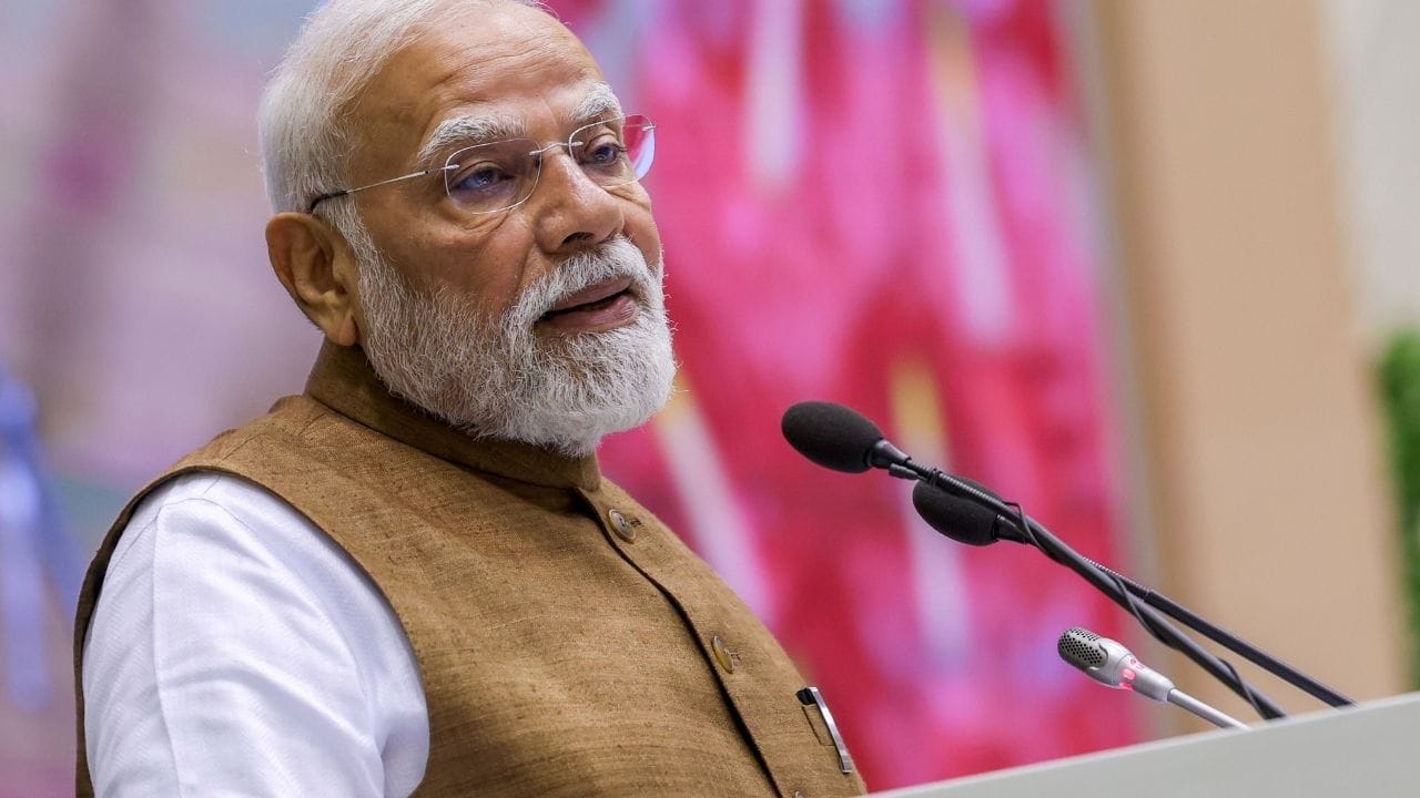 PM Narendra Modi: ‘শান্তি-স্থিতাবস্থা ফেরাতে ভারত সর্বদা নেপালের পাশে আছে’, সুশীলাকে ফোন মোদীর PM Narendra Modi: ‘শান্তি-স্থিতাবস্থা ফেরাতে ভারত সর্বদা নেপালের পাশে আছে’, সুশীলাকে ফোন মোদীর