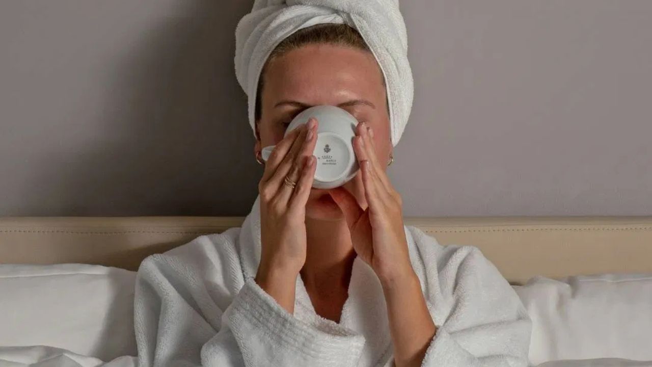 কফি আপনাকে তৎক্ষণাৎ শক্তি দিলেও দিনের শুরুতে সতেজ, মনোযোগী এবং উদ্যমী হতে ক্যাফেইন অপরিহার্য নয়। চাইলে সহজেই ক্যাফেইন-মুক্ত বিকল্পে ভরসা রাখতে পারেন। এই প্রতিবেদনে রইল এমন কিছু পানীয়ের হদিশ যা শুধু শক্তি যোগায় না বরং শরীরকে হাইড্রেট করে, হজমে সাহায্য করে এবং সামগ্রিক সুস্থতাও বাড়ায়। 