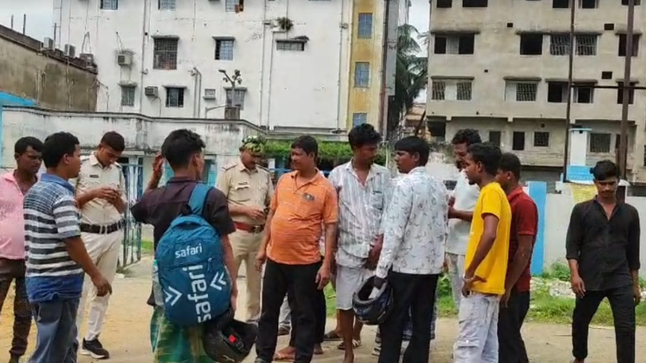 Murshidabad Murder: শ্বশুরবাড়ি থেকে গর্ভবতী মেয়েকে আনতে গিয়েছিল বৃদ্ধ বাবা, ঘরে ফিরল নিথর দেহ Murshidabad Murder: শ্বশুরবাড়ি থেকে গর্ভবতী মেয়েকে আনতে গিয়েছিল বৃদ্ধ বাবা, ঘরে ফিরল নিথর দেহ