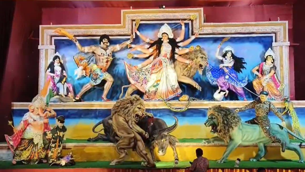 Durga Puja: অসুর পাকিস্তানের সেনাপ্রধান, সরস্বতীর হাতে খড়্গ, দুর্গার পদতলে পাক প্রধানমন্ত্রীর কাটা মুন্ডু