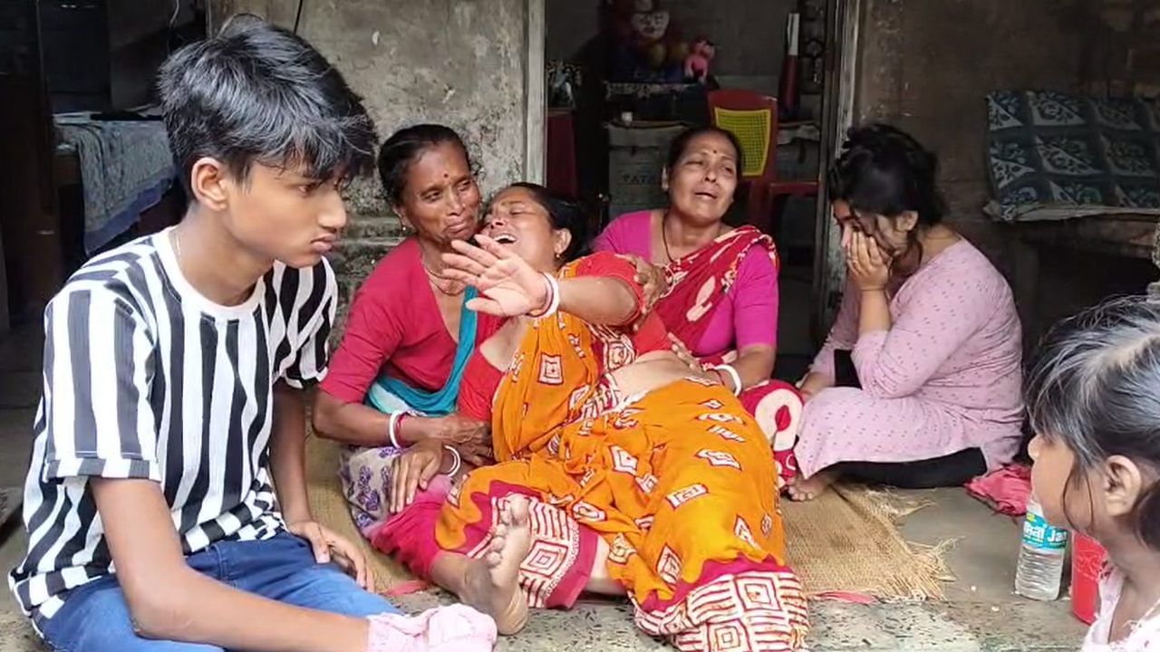 Nadia: প্রেম প্রস্তাব প্রত্যাখ্যান করায় নাবালিকাকে কুপিয়ে খুনের অভিযোগ, গ্রেফতার যুবক Nadia: প্রেম প্রস্তাব প্রত্যাখ্যান করায় নাবালিকাকে কুপিয়ে খুনের অভিযোগ, গ্রেফতার যুবক