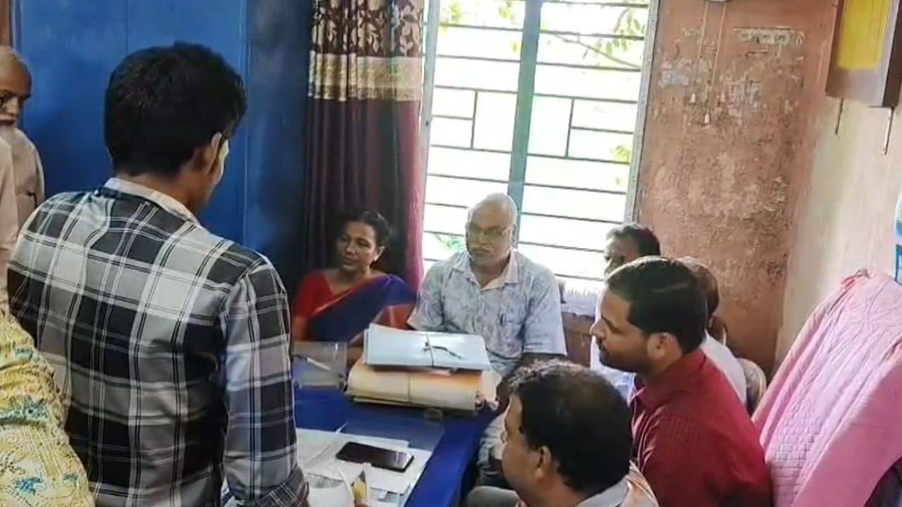 Purbo Medinipur: স্কুলের জমি বিক্রি করে আর্থিক তছরূপের অভিযোগ, গ্রামবাসীদের বিক্ষোভ