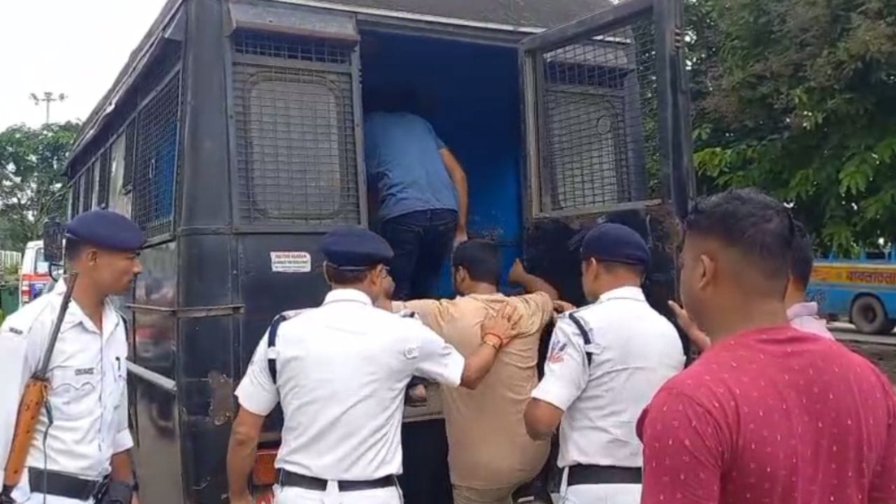 Narayanpur: স্তম্ভিত নারায়ণগড়ের লোকজন, উদ্ধার একের পর এক জালনোট Narayanpur: স্তম্ভিত নারায়ণগড়ের লোকজন, উদ্ধার একের পর এক জালনোট