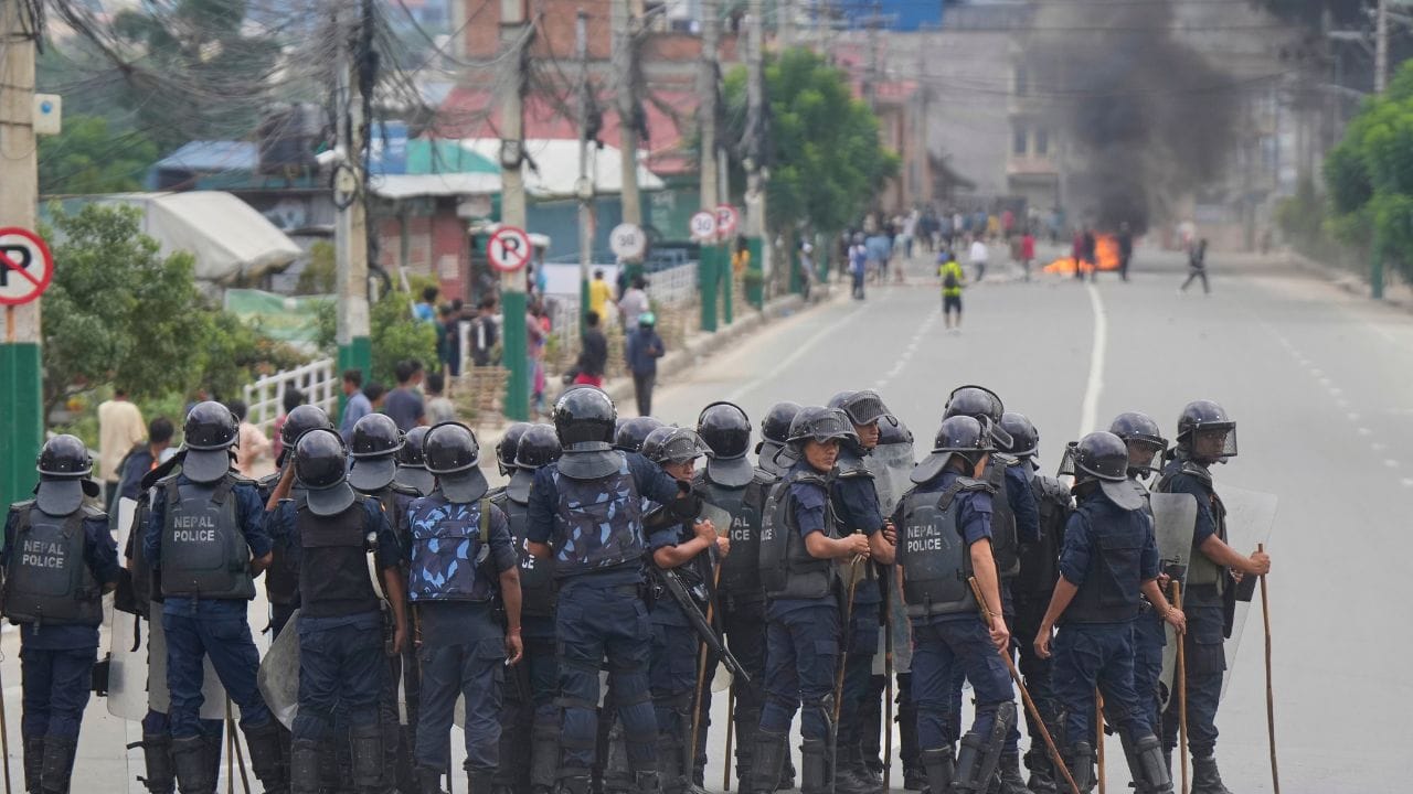 Nepal Protest: নেপালে দখল হয়ে গেল প্রেসিডেন্টের বাসভবন! পরপর পদত্যাগ মন্ত্রীদের Nepal Protest: নেপালে দখল হয়ে গেল প্রেসিডেন্টের বাসভবন! পরপর পদত্যাগ মন্ত্রীদের