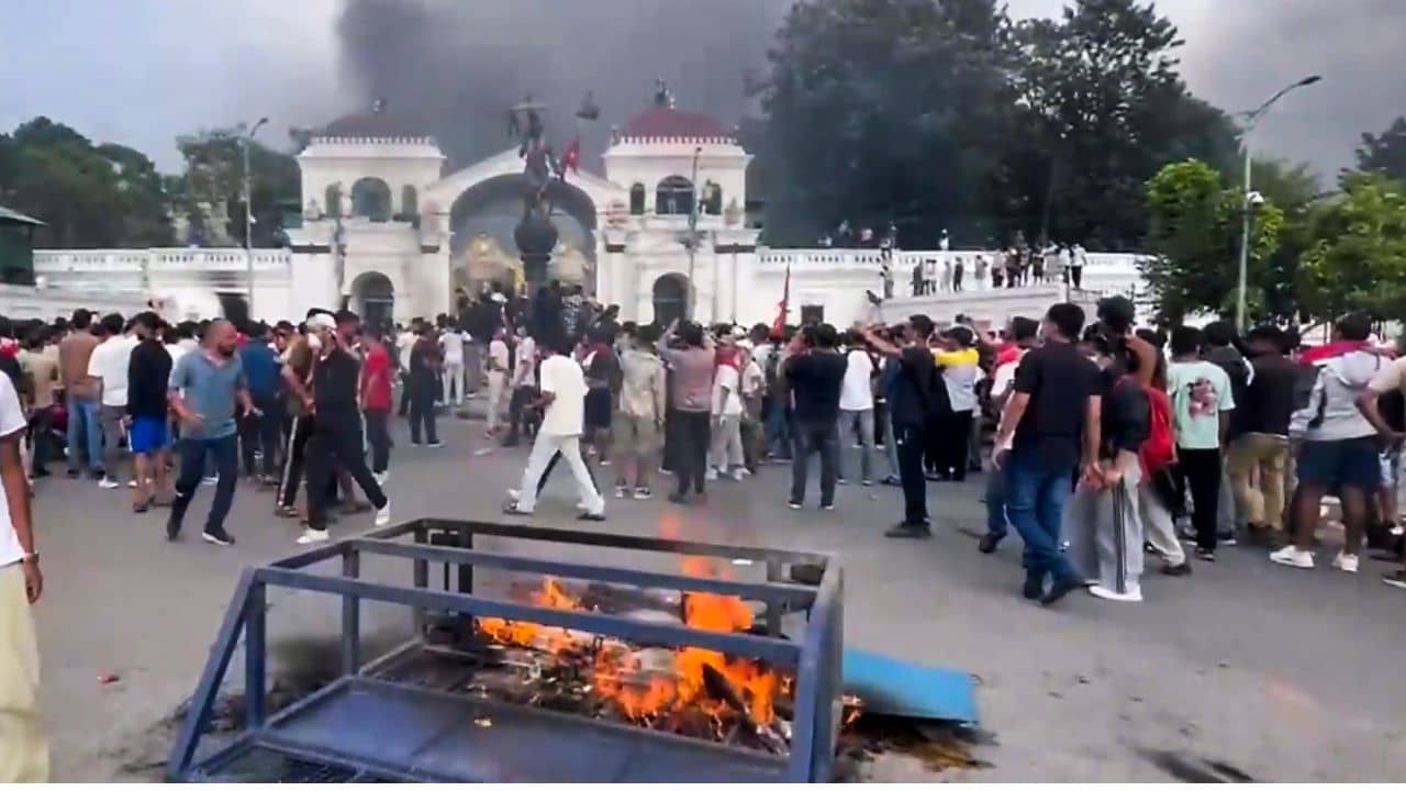 Nepal unrest: বাসভবনে আগুন লাগাল বিদ্রোহীরা, পুড়ে মৃত্যু হল প্রাক্তন প্রধানমন্ত্রীর স্ত্রীর