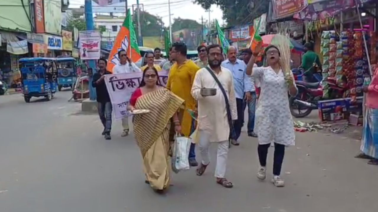 Raiganj Municipality: পুজোর আগেই কর্মবিরতিতে যেতে চলছেন পুরসভার সাফাইকর্মীরা, নাজেহাল অবস্থা শহরের