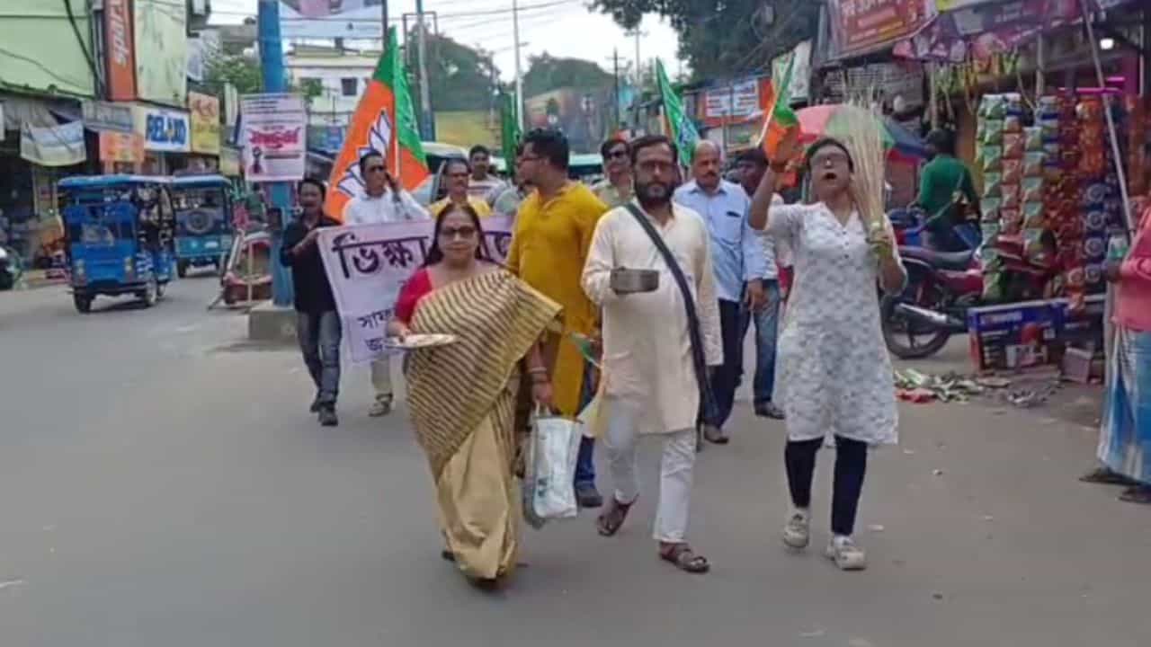 Raiganj Municipality: পুজোর আগেই কর্মবিরতিতে যেতে চলছেন পুরসভার সাফাইকর্মীরা, নাজেহাল অবস্থা শহরের Raiganj Municipality: পুজোর আগেই কর্মবিরতিতে যেতে চলছেন পুরসভার সাফাইকর্মীরা, নাজেহাল অবস্থা শহরের