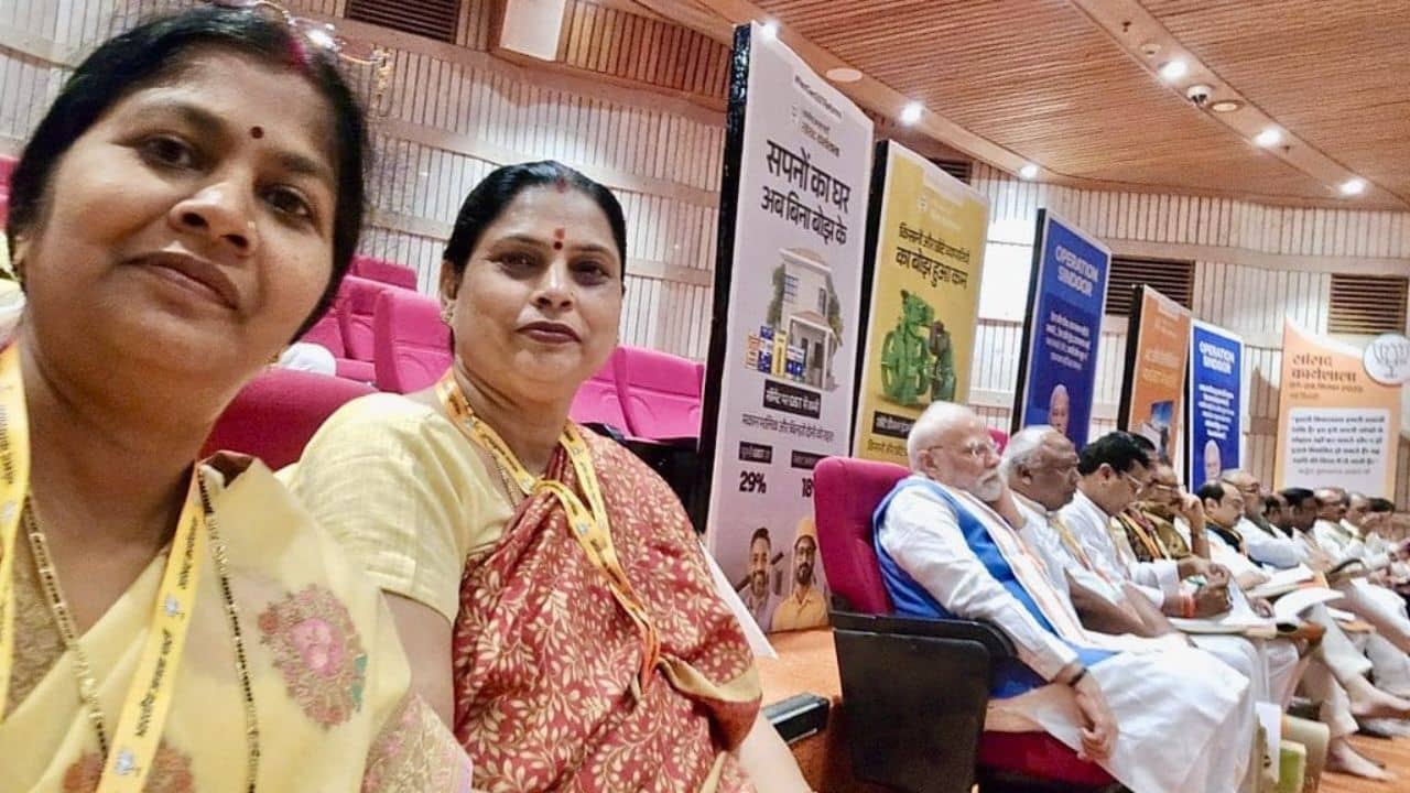 PM Modi: শুরু বিজেপির কর্মশালা, ভিড়ের মাঝে শেষ সারিতে বসে মোদী!