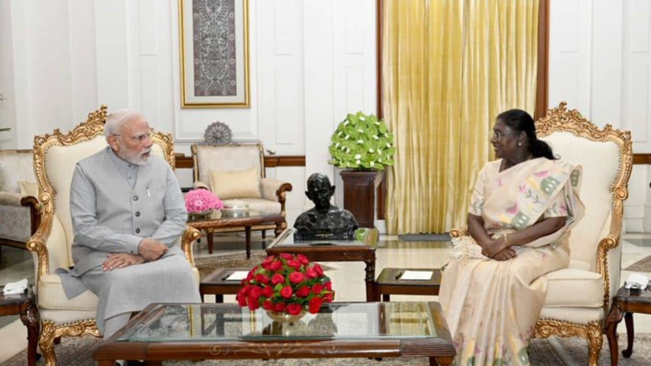PM Modi Met Droupadi Murmu: রাষ্ট্রপতির সঙ্গে দেখা করলেন মোদী, রাইসিনা হিলসে তৈরি হচ্ছে নতুন সমীকরণ?