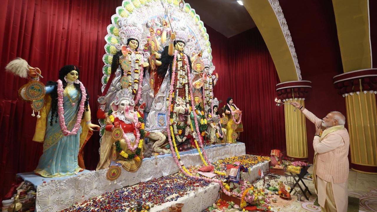 PM Modi: চিত্তরঞ্জন পার্কে দুর্গা মণ্ডপে প্রধানমন্ত্রী, করলেন আরতি, সোশ্যাল মিডিয়ায় নমো লিখলেন... PM Modi: চিত্তরঞ্জন পার্কে দুর্গা মণ্ডপে প্রধানমন্ত্রী, করলেন আরতি, সোশ্যাল মিডিয়ায় নমো লিখলেন...