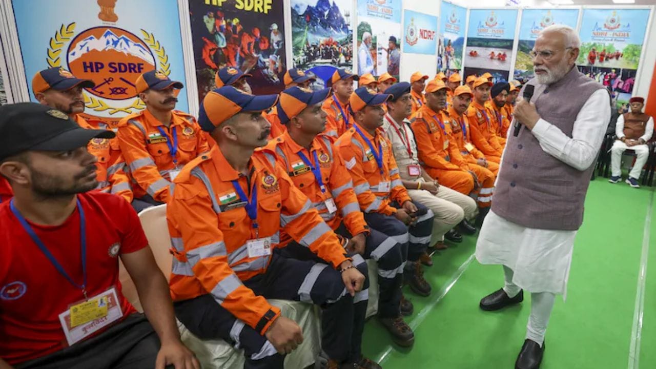 PM Narendra Modi: বন্যা পরিস্থিতি খতিয়ে দেখতে হিমাচল প্রদেশে মোদী, করলেন বড় ঘোষণা PM Narendra Modi: বন্যা পরিস্থিতি খতিয়ে দেখতে হিমাচল প্রদেশে মোদী, করলেন বড় ঘোষণা