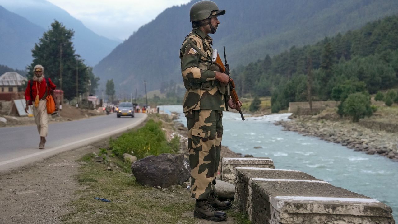 Pahalgam Breakthrough: পহেলগাঁওয়ের জঙ্গিদের পার করিয়েছিলেন জঙ্গল! পুলিশের জালে পথ দেখানো 'সন্ত্রাসী-শিক্ষক' Pahalgam Breakthrough: পহেলগাঁওয়ের জঙ্গিদের পার করিয়েছিলেন জঙ্গল! পুলিশের জালে পথ দেখানো 'সন্ত্রাসী-শিক্ষক'