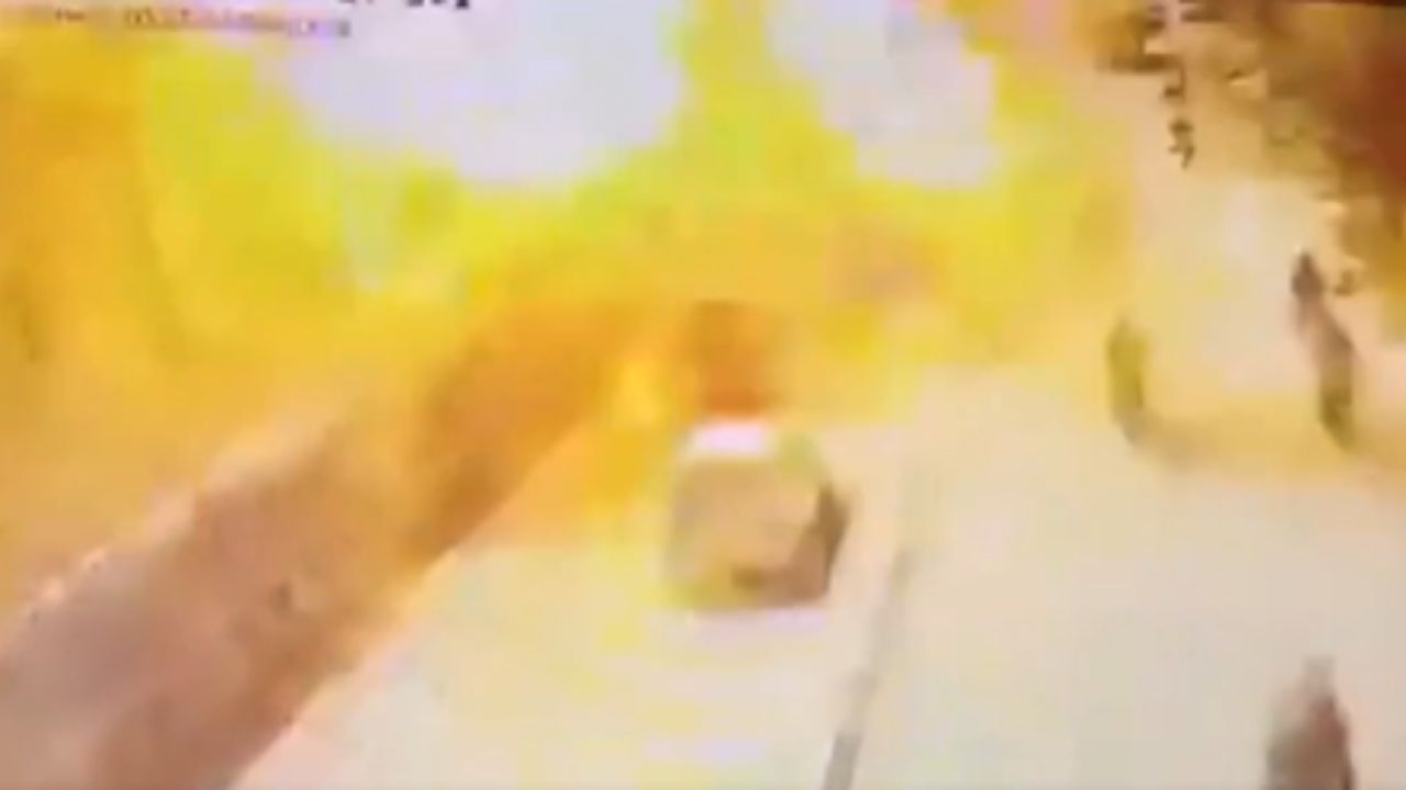 Pakistan Blast: শহরের ব্যস্ততম সড়কে মৃত্যুমিছিল! চলতে চলতে ফেটে পড়ল বিস্ফোরক-ঠাসা গাড়ি Pakistan Blast: শহরের ব্যস্ততম সড়কে মৃত্যুমিছিল! চলতে চলতে ফেটে পড়ল বিস্ফোরক-ঠাসা গাড়ি