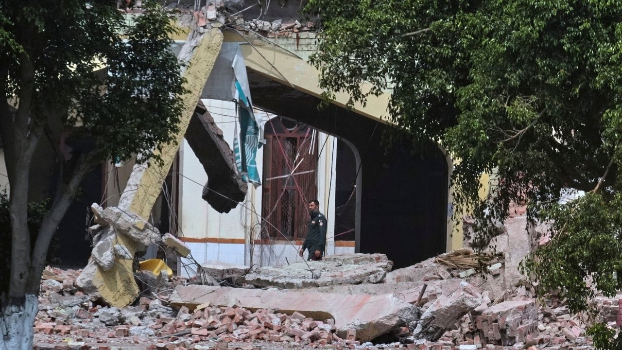 Pakistan: কতটা নির্লজ্জ পাকিস্তান! বন্যা ত্রাণের নামে টাকা তুলে তৈরি করছে জঙ্গিঘাঁটি Pakistan: কতটা নির্লজ্জ পাকিস্তান! বন্যা ত্রাণের নামে টাকা তুলে তৈরি করছে জঙ্গিঘাঁটি