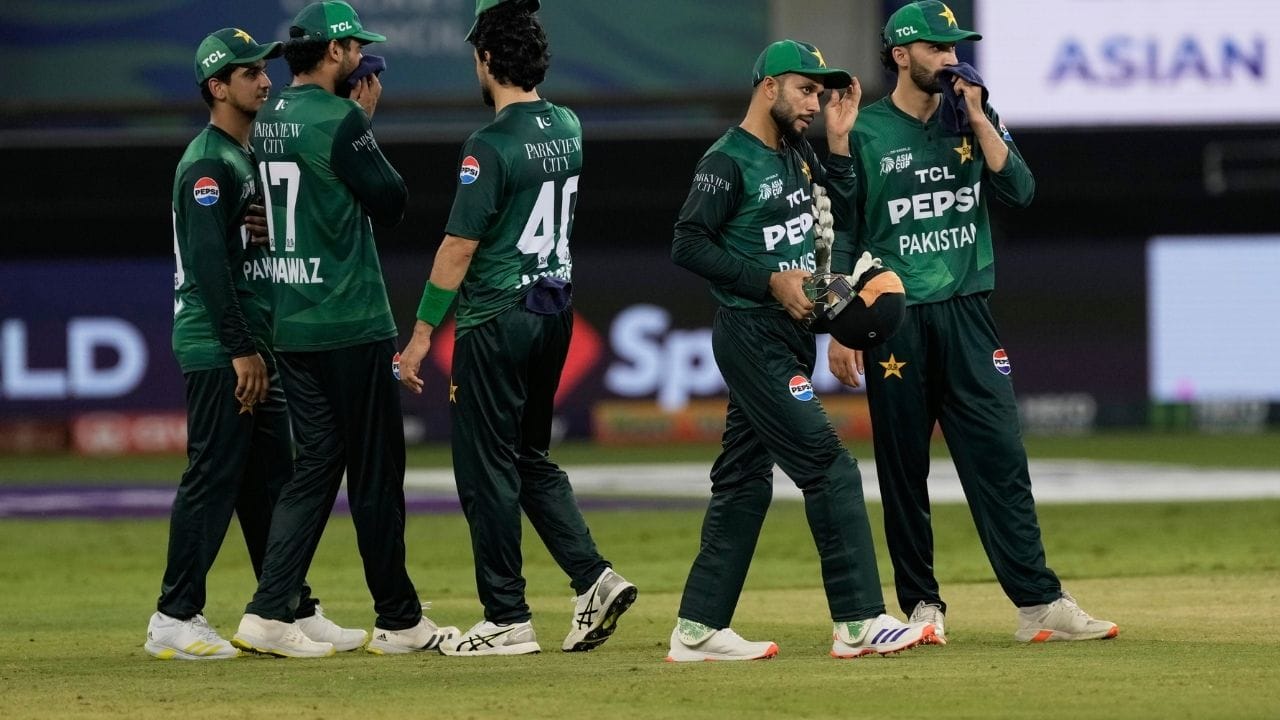 Pakistan Team: স্টেডিয়ামে পৌঁছননি সলমনরা, এশিয়া কাপ থেকে নাম তুলল পাকিস্তান? Pakistan Team: স্টেডিয়ামে পৌঁছননি সলমনরা, এশিয়া কাপ থেকে নাম তুলল পাকিস্তান?