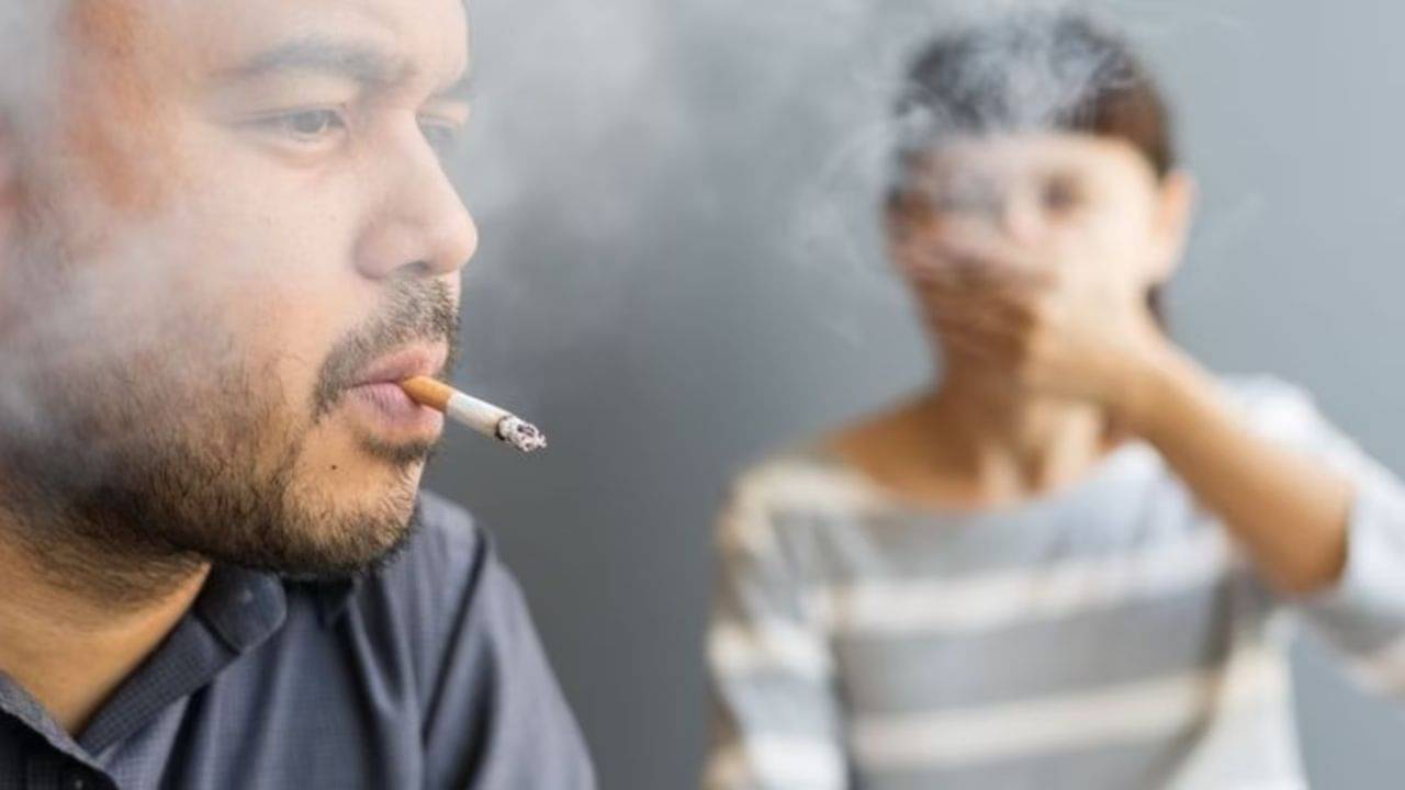 Passive Smoking: ধূমপানের থেকেও মারাত্মক ক্ষতি করে প্যাসিভ স্মোকিং! জানুন কী হয়