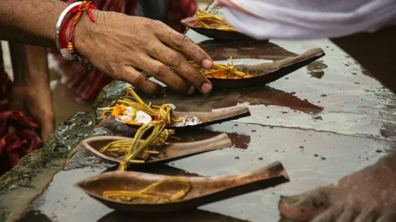 Pitru Paksha 2025: পিতৃপক্ষের শেষ দিন, আজ কী কী করলে মুক্তি পাবেন পিতৃদোষ থেকে?