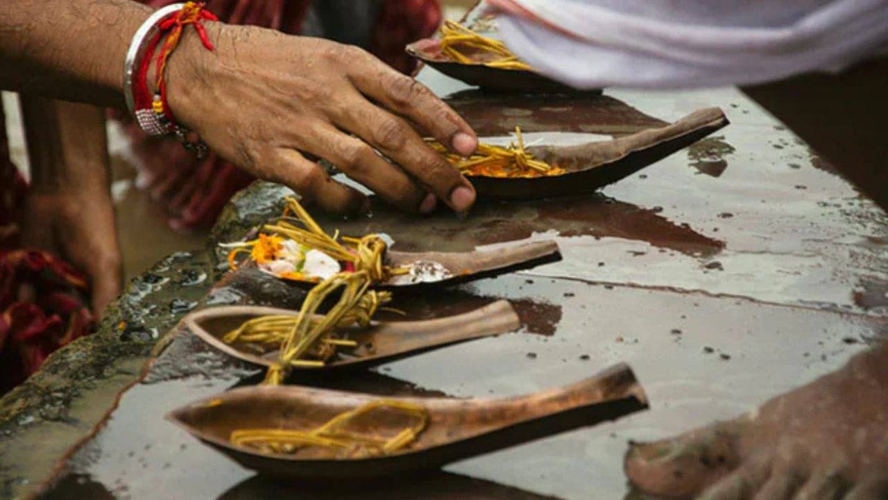Pitru Paksha 2025: পিতৃপক্ষের শেষ দিন, আজ কী কী করলে মুক্তি পাবেন পিতৃদোষ থেকে?