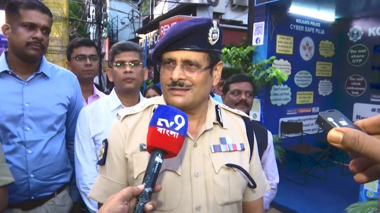 Durga Puja 2025: একডালিয়া থেকে হিন্দুস্তান পার্ক! চতুর্থীতেই মণ্ডপে মণ্ডপে খোদ পুলিশ কমিশনার Durga Puja 2025: একডালিয়া থেকে হিন্দুস্তান পার্ক! চতুর্থীতেই মণ্ডপে মণ্ডপে খোদ পুলিশ কমিশনার