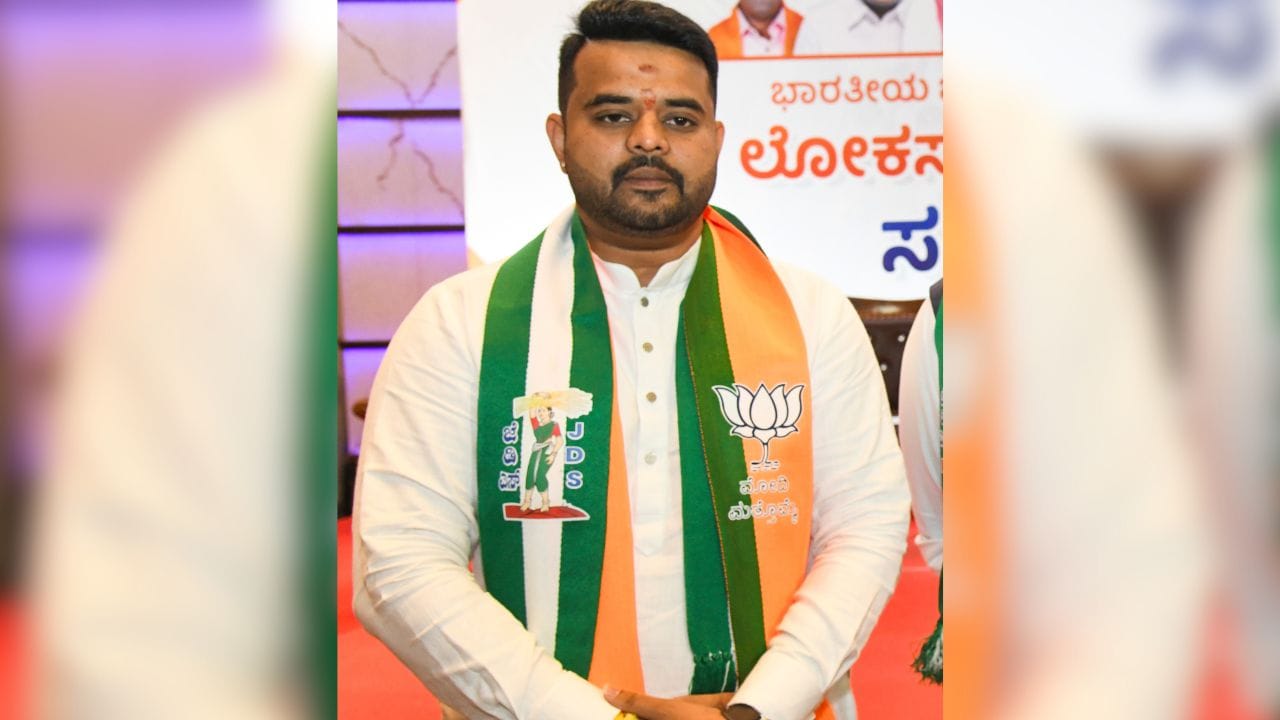 Prajwal Revanna: এ কী দশা! প্রাক্তন প্রধানমন্ত্রীর নাতি করছেন ৫২২ টাকা দিনমজুরির কাজ Prajwal Revanna: এ কী দশা! প্রাক্তন প্রধানমন্ত্রীর নাতি করছেন ৫২২ টাকা দিনমজুরির কাজ