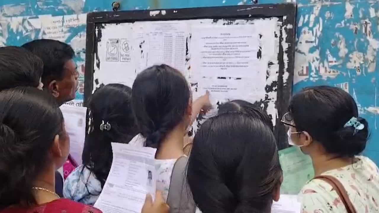 Primary Teacher: পরীক্ষার মাঝেই ফের প্রাইমারিতে ফেরার হিড়িক চাকরিহারাদের, পূর্ব মেদিনীপুরে ৩৮ জনের পুনর্বহালে ‘গ্রিন সিগন্যাল’ Primary Teacher: পরীক্ষার মাঝেই ফের প্রাইমারিতে ফেরার হিড়িক চাকরিহারাদের, পূর্ব মেদিনীপুরে ৩৮ জনের পুনর্বহালে ‘গ্রিন সিগন্যাল’
