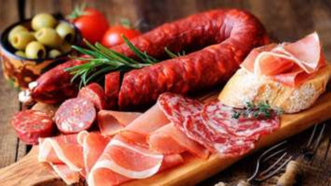 নিয়মিত প্রসেসড মাংস খাওয়া  প্রসেসড মাংসে থাকে নাইট্রাইট এবং রান্না বা প্রিজারভ করার সময় তৈরি হওয়া PAH, যেগুলো কোলোরেক্টাল ও পাকস্থলীর ক্যানসারের সঙ্গে জড়িত। WHO ইতিমধ্যেই প্রসেসড মাংসকে কার্সিনোজেনিক হিসেবে চিহ্নিত করেছে। তাই মাংস খেলেও তা বাজার থেকে কিনে আনা টাটকা মাংস হওয়া ভাল। প্রসেসড মাংস এড়িয়ে চলুন। 