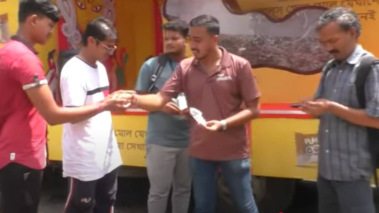 Pujoy Pulse 2025: বারাসতে পুজোয় পালসের ট্যাবলো ঘিরে মানুষের উন্মাদনা চোখে পড়ার মতো, দেখুন কী বলছে জনতা