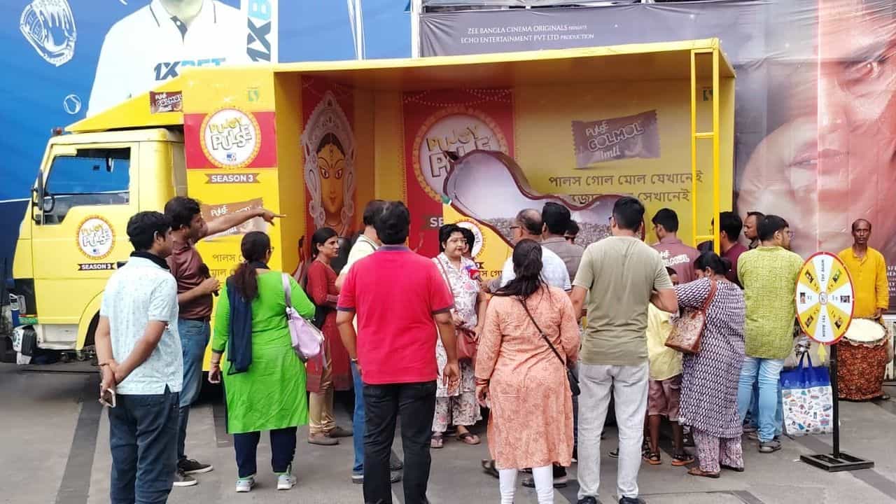 Pujoy Pulse: পুজোয় পালস ট্যাবলো পৌঁছল হাওড়া-বারাসতে, সকলের মুখেই এক কথা, ‘ছোটবেলার কথা মনে পড়ল’