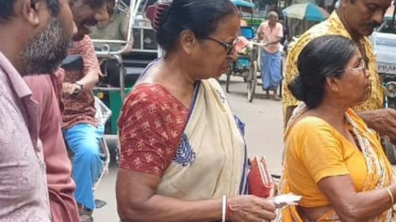 এদিন এক পথচারি বললেন, ‘ট্যাবলোটা দেখে বেশ ভালই লাগছিল। তাই এগিয়ে গিয়েছিলাম। দেখি ওদের নতুন একটা প্রোডাক্ট এসেছে। 