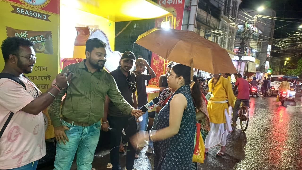 গত দিন দু’য়েক ধরে বাঁকুড়া ও বহরমপুরের নানা জায়গায় ঘুরছে পুজোয় পালস-র ক্যান্টার। সোমবারও থাকবে সেখানেই।