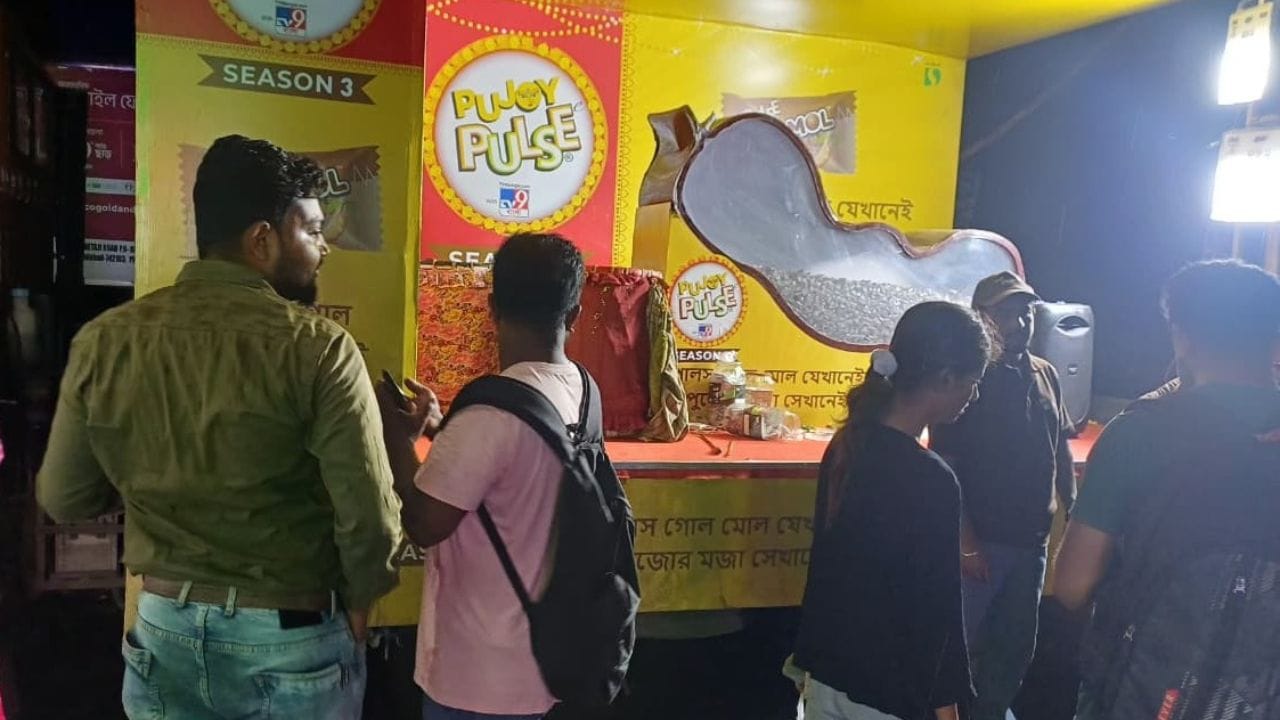 জেলায় জেলায় ঘুরছে পুজোয় পালস-র ক্যান্টার। টানা দু’বছরের সাফল্যকে সঙ্গী করে তৃতীয় বছরের জন্য আবার পুজোর আবেগে বাঙালির সঙ্গে তাল মেলাতে নেমে পড়েছে পালস।