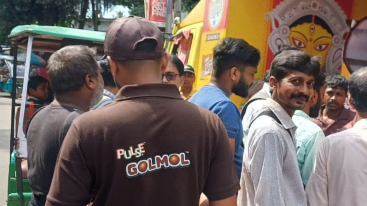 আর তার সঙ্গে ঢাকের শব্দ মন মাতিয়েছে সাধারণের। পুজো যে এসে গিয়েছে, তাতে আর কোনও দ্বিমত নেই। সপ্তাহ পেরলেই মহালয়া। 