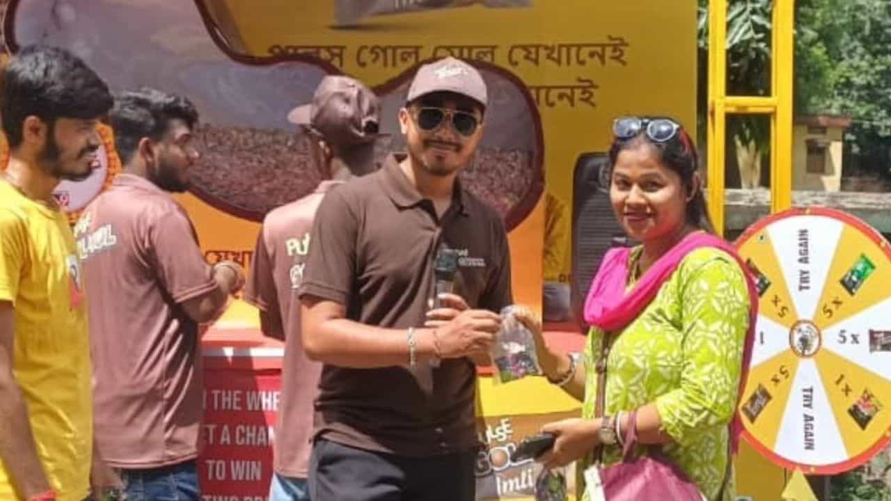 জেলায় জেলায় পৌঁছে গিয়েছে ‘পুজোয় পালস’-র ট্য়াবলো। রবিবার একই সঙ্গে খড়্গপুর ও কৃষ্ণনগরের নানা জায়গায় পৌঁছে গিয়েছে ট্য়াবলো। ক্যান্ডির ‘পাহাড়’ দেখে মন খুশি পথচারিদের।