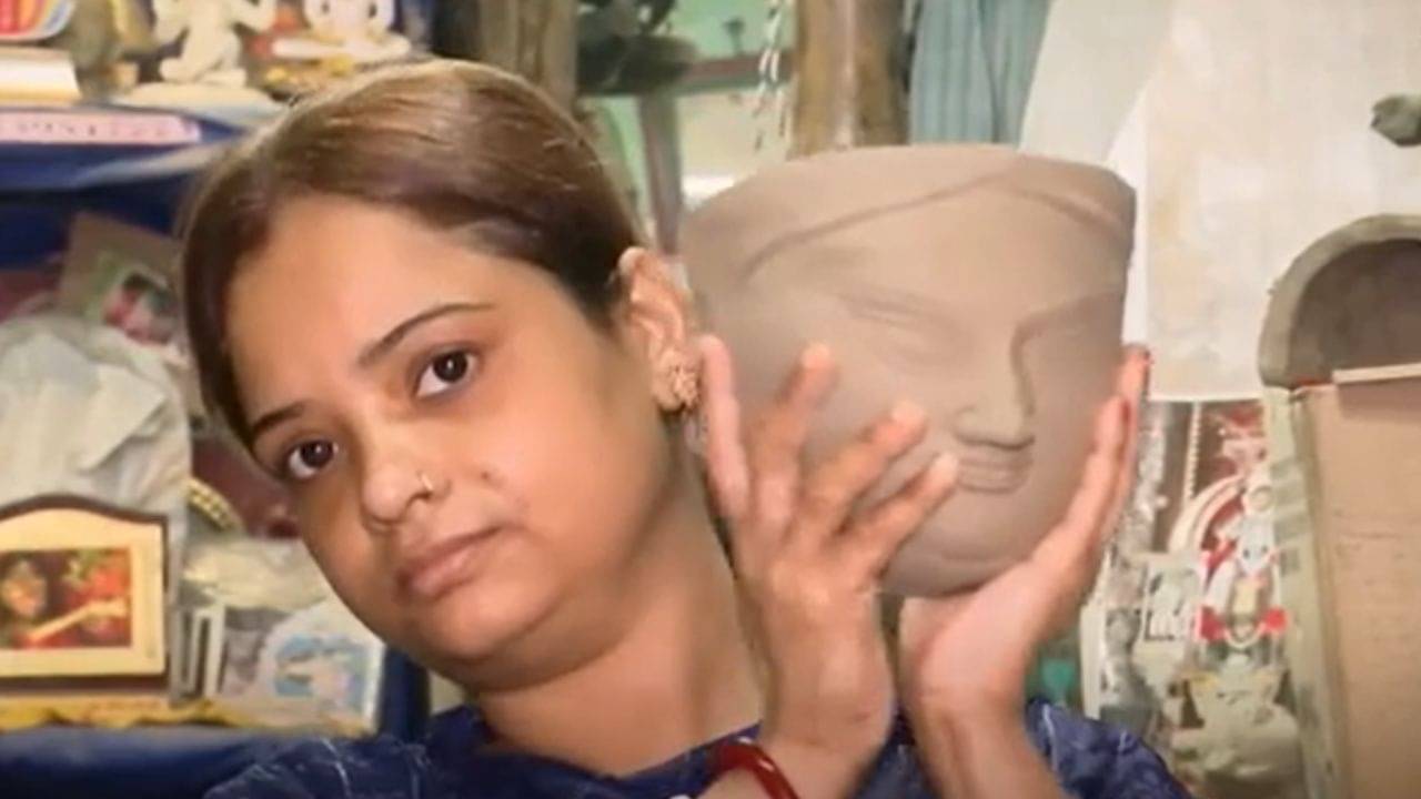 Pujoy Pulse: মেয়ের হাতেই রূপ পাচ্ছেন মা! প্রথা ভাঙার লড়াইয়ে সুজাতারা